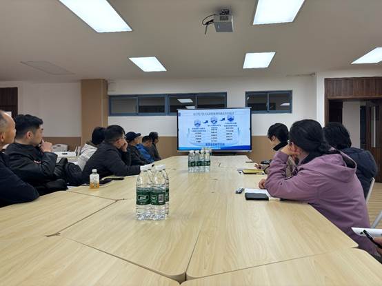 会议室里的人们描述已自动生成