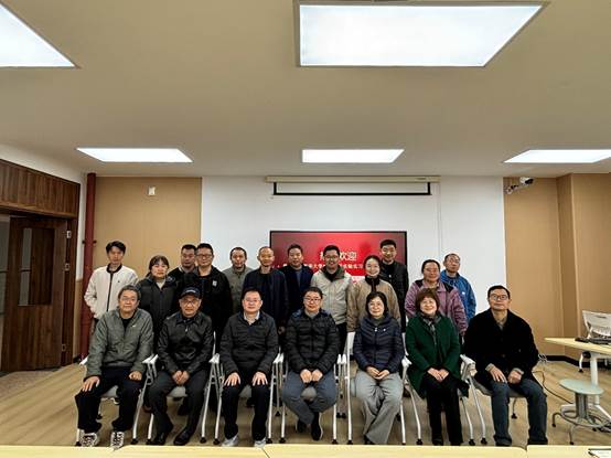 一群人站在室内合影描述已自动生成