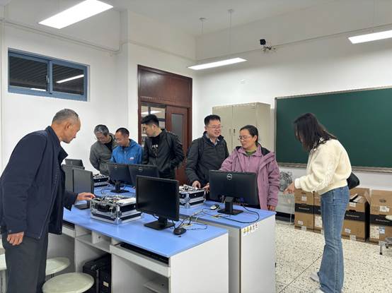 一群人站在厨房里描述已自动生成